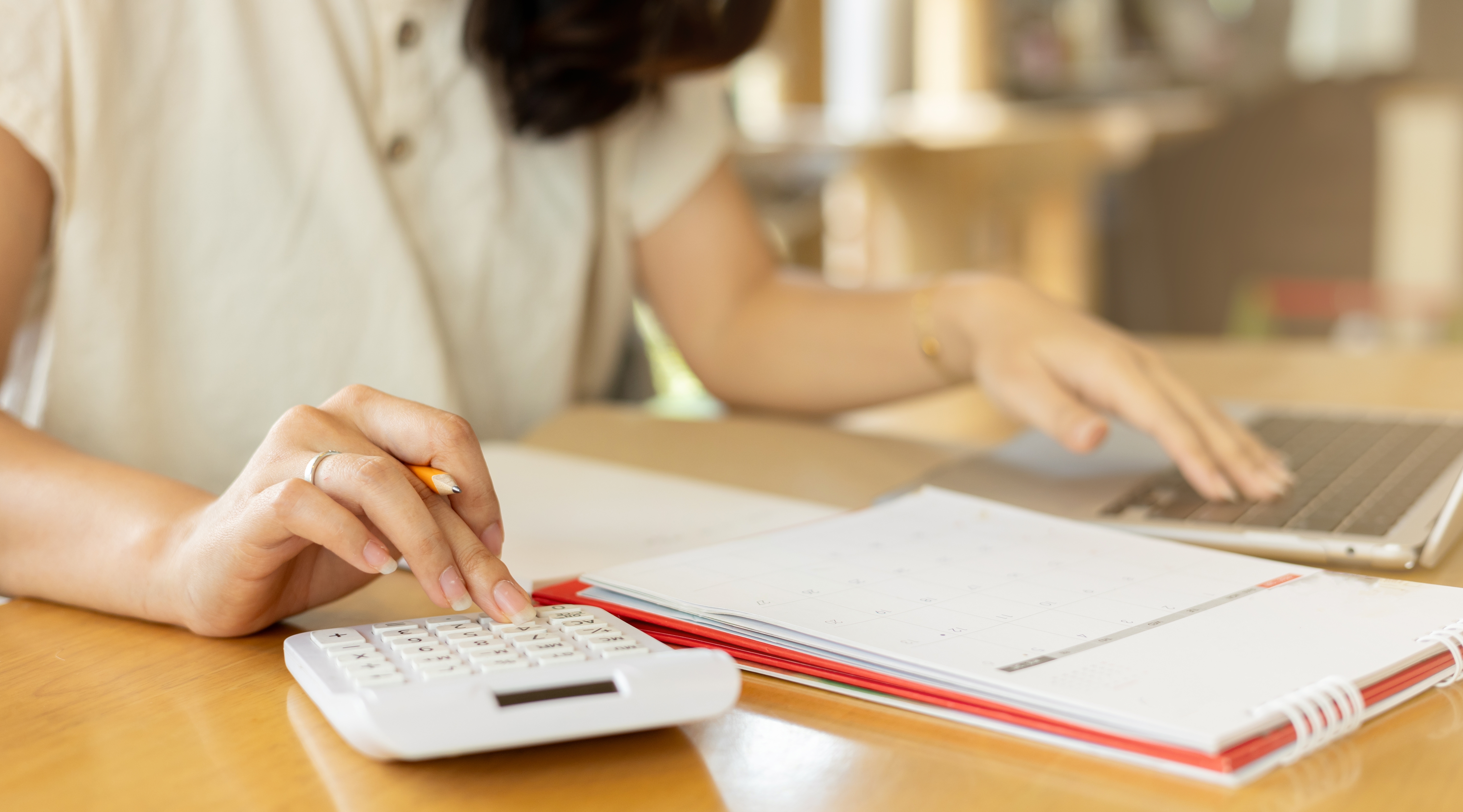 Close,Up,Young,Woman,Hand,Press,On,Calculator,And,Open